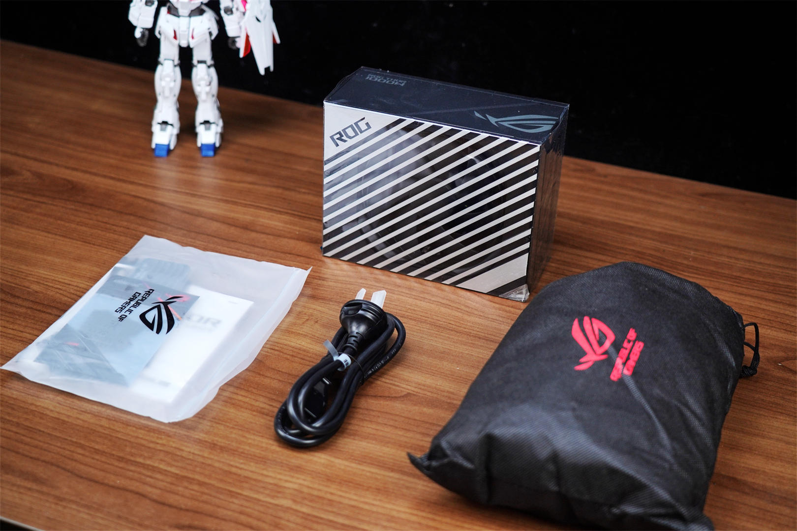 万事俱备，只等40系显卡上市，ROGTHOR1000PLATINUMII电源分享