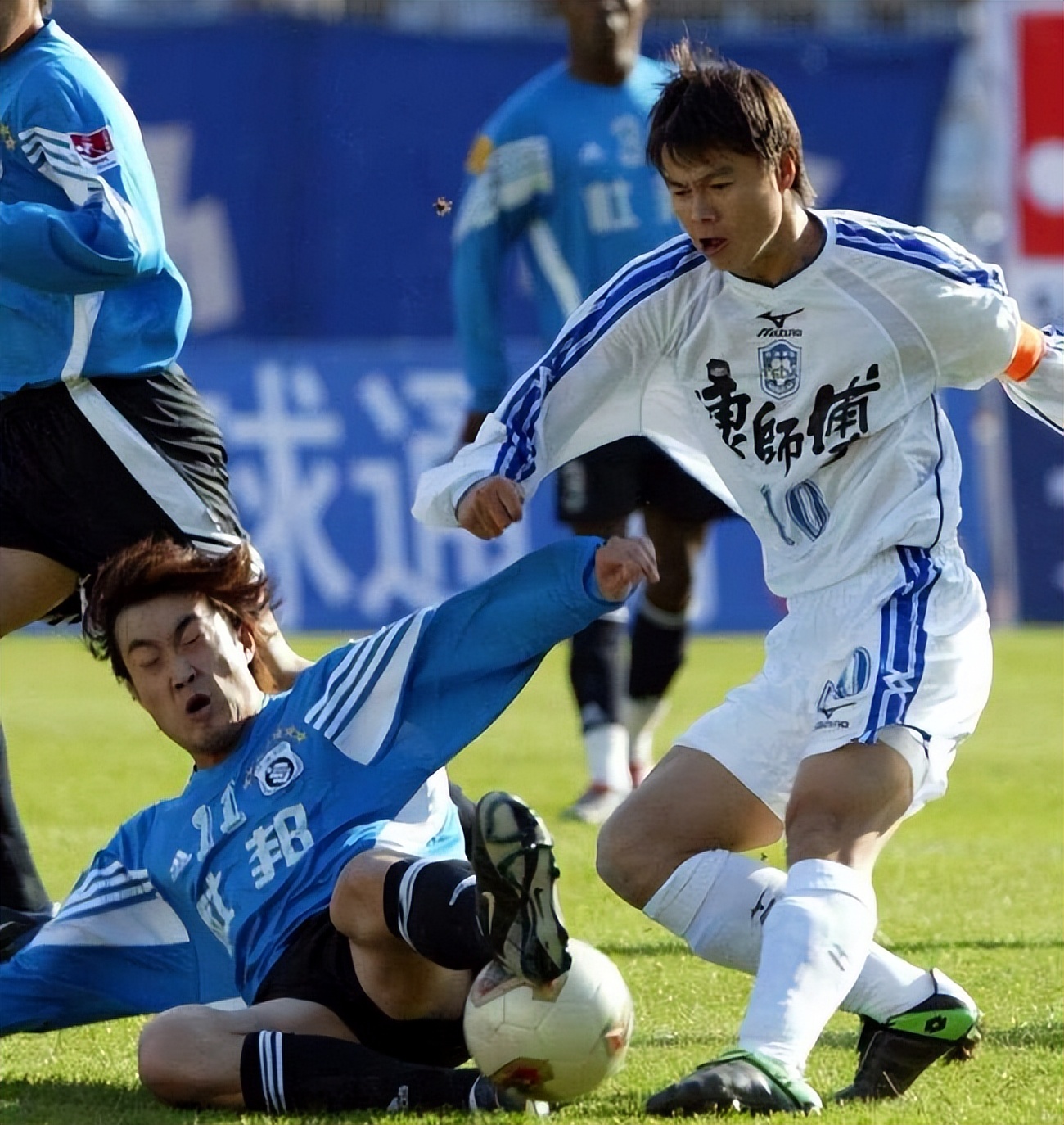 天津津门虎教练于根伟,于根伟穿的男鞋