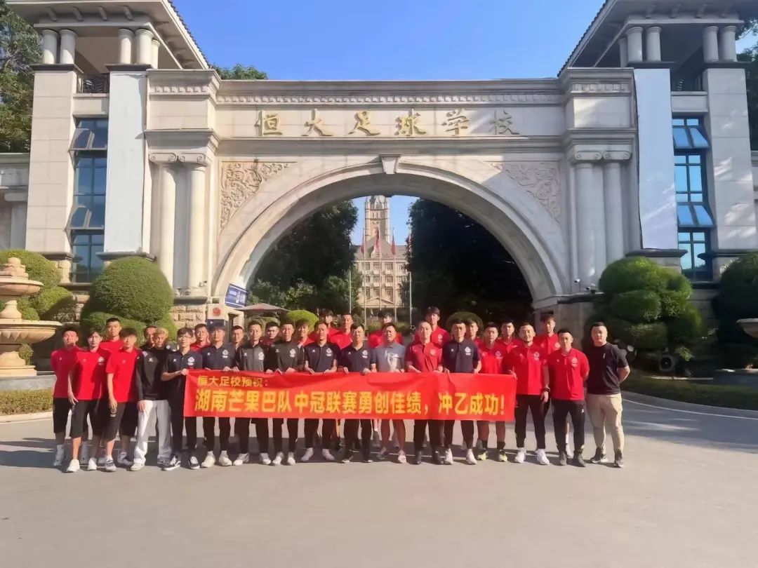 足球少年一路前行,足球少年逆风而行