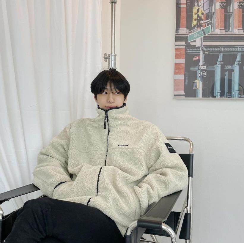 靠韩团门面出道却不火，后凭借表情包出圈，却被扒可疑物品惹争议