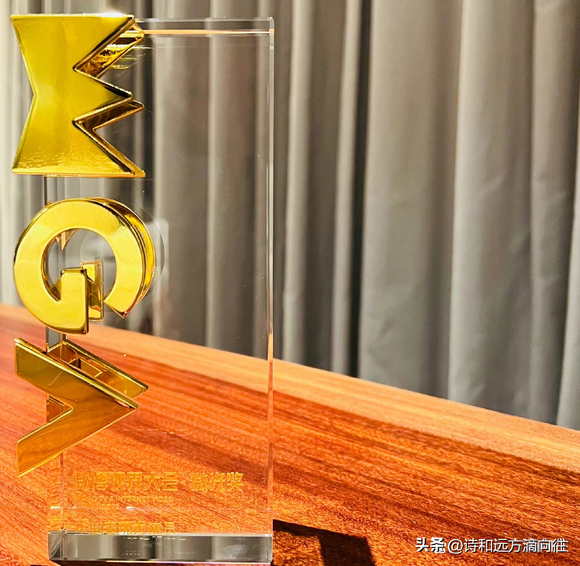 肖战穿粉色西装参加发布会,肖战紫色西装图片