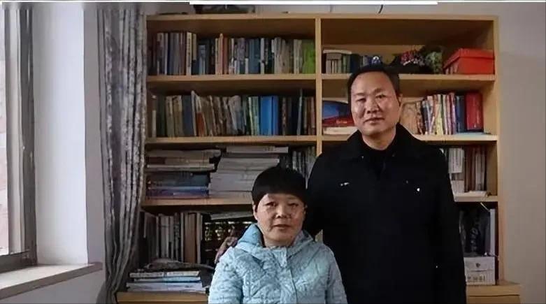 湘潭大学女教授和校门口摆摊的丈夫，女教授：他都是为了我