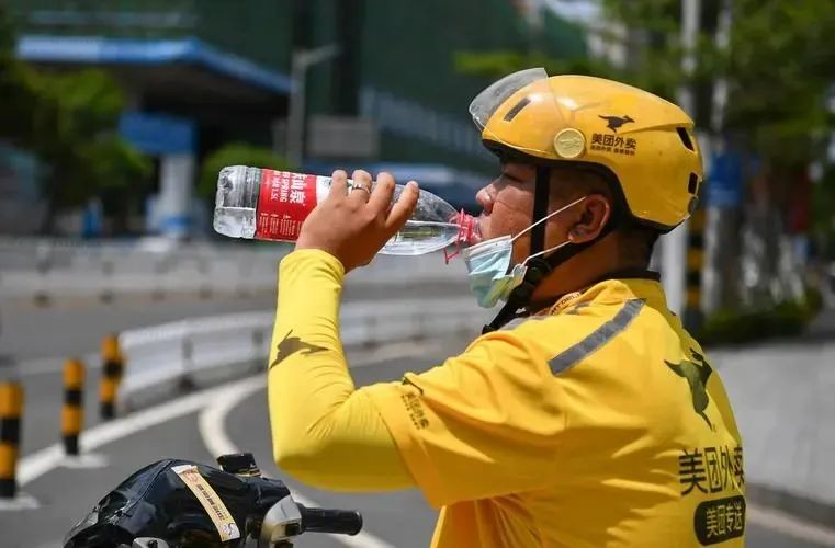 双11快递员送快递辛苦,日均送货5亿件双11快递小哥辛苦了