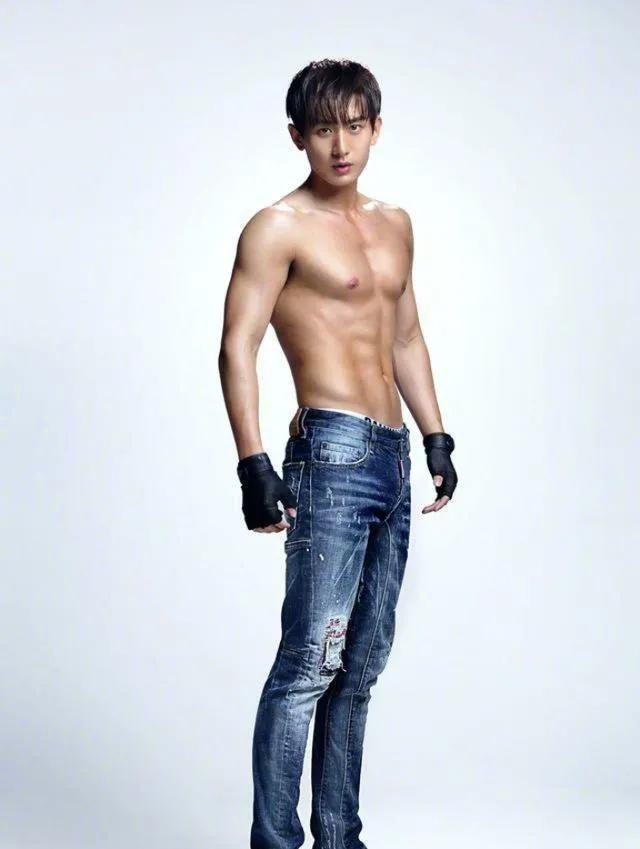 成毅展现自己的肌肉,有没有觉得成毅有肌肉也挺帅的