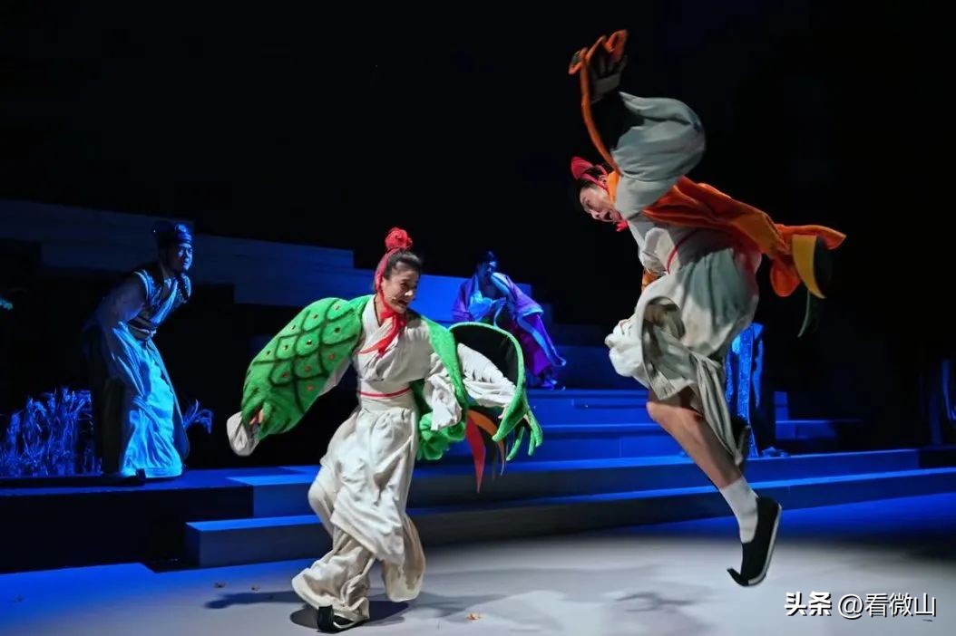 邀请剧目|《孔丘-当我们在谈论孔夫子的时候，我们在谈些什么？》#青年导演创作扶持计划##拉着拉杆箱来看戏#