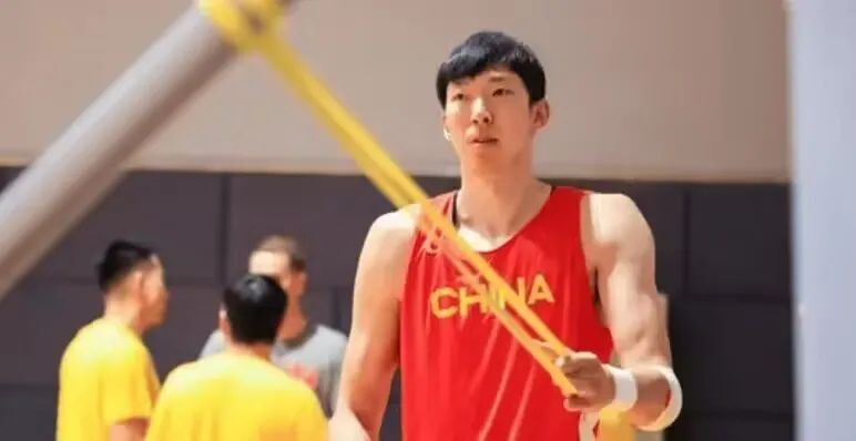 篮协对周琦的处理,新疆男篮回应周琦退出新赛季