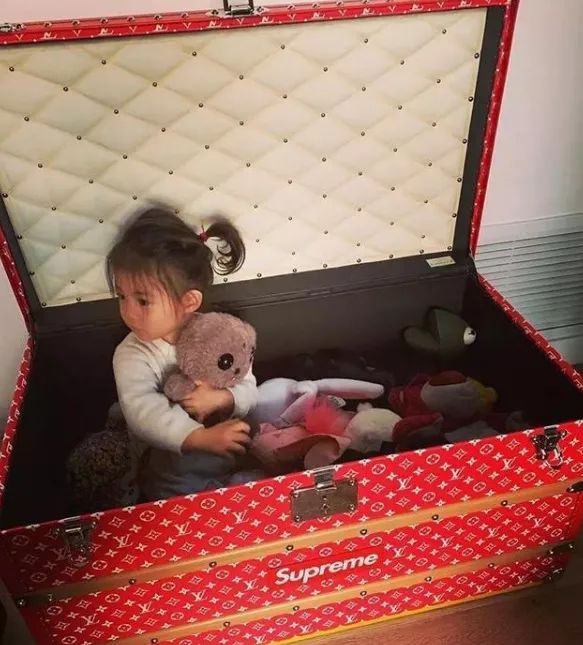 一把椅子值100万,一把椅子价值2个亿