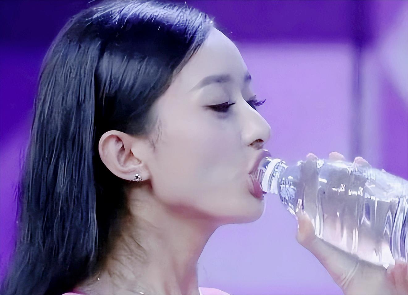 赵丽颖喝水事件恰似管中窥豹，映射多少女性“难以启齿”的秘密