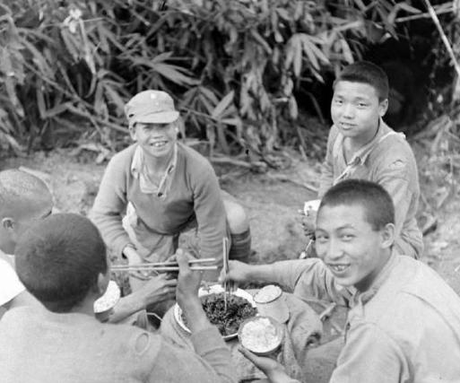 2017年，云南村民采药发现废汽油桶，打开才知全是20多岁军人遗骸