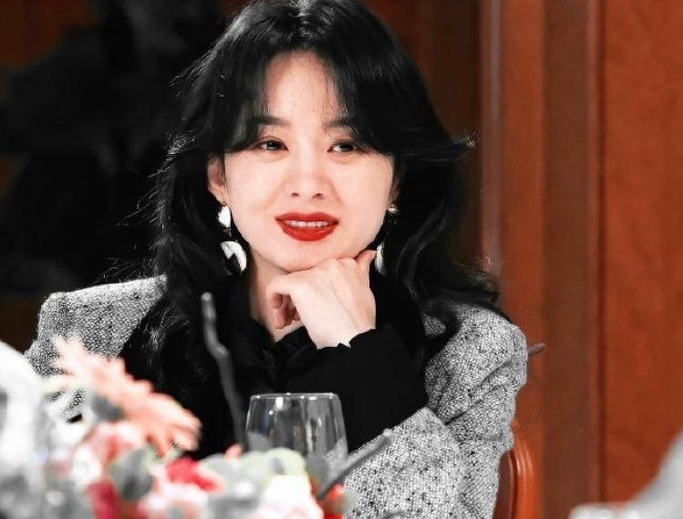 于正夸赵丽颖人品好长得好演技好,于正评价赵丽颖演技碾压