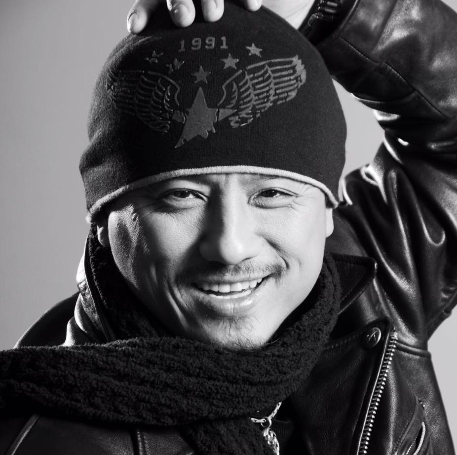 他是著名导演,妻子是演员,恩爱到老生一个漂亮女儿,幸福惹人羡