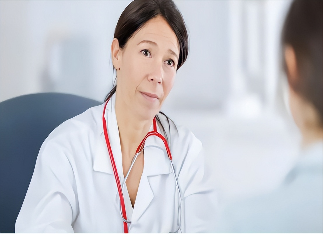 女子腹部痒，医生用镊子夹出16只阴虱！原来阴虱有4个传播途径