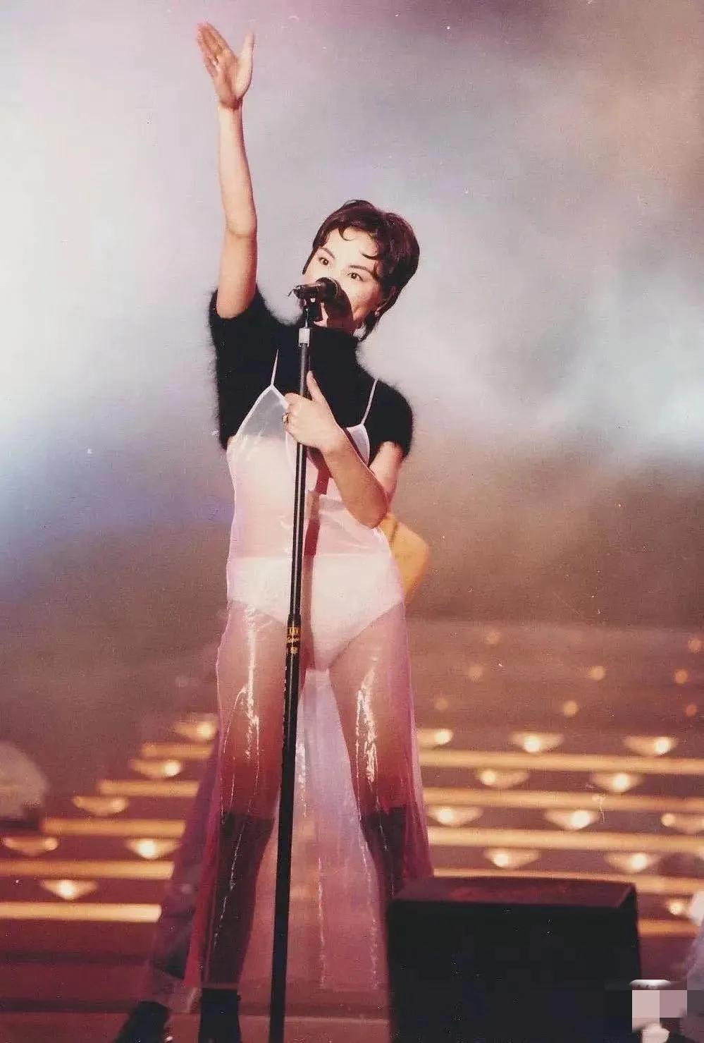 “时尚天后菲，比西太后马吉拉还牛B！”