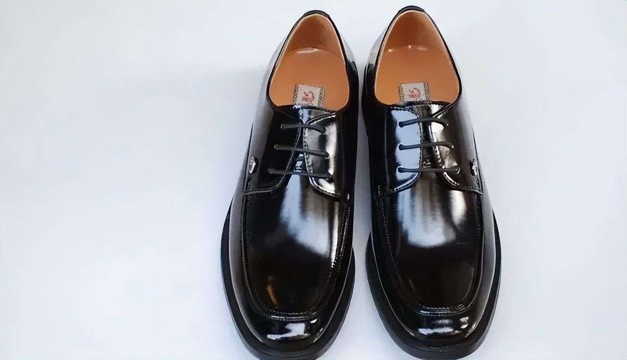新买皮鞋有折痕怎么办,皮鞋刚穿一次就褶皱怎么处理