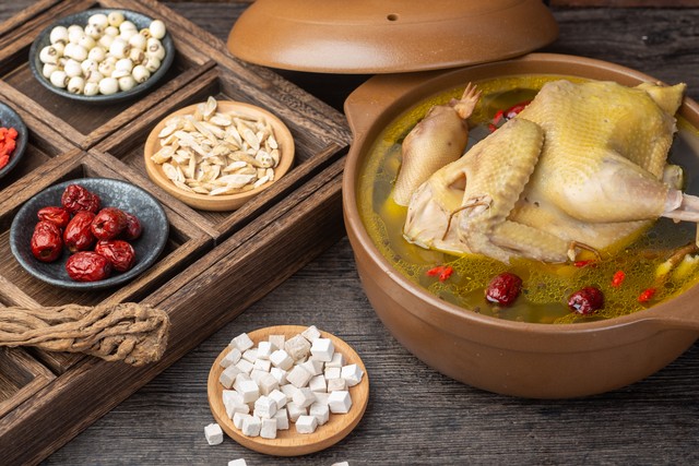 在农村，为何有人专门高价收购五年以上的老母鸡？