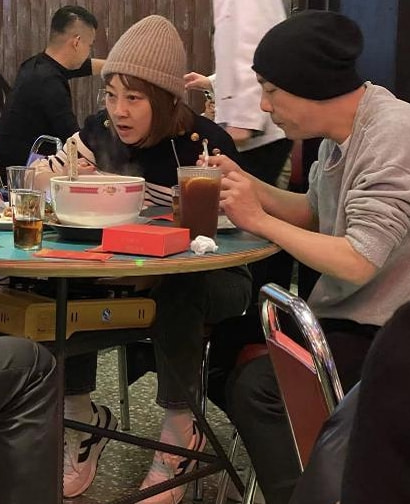 张茜张卫健吃火锅,张卫健夫妇吃火锅