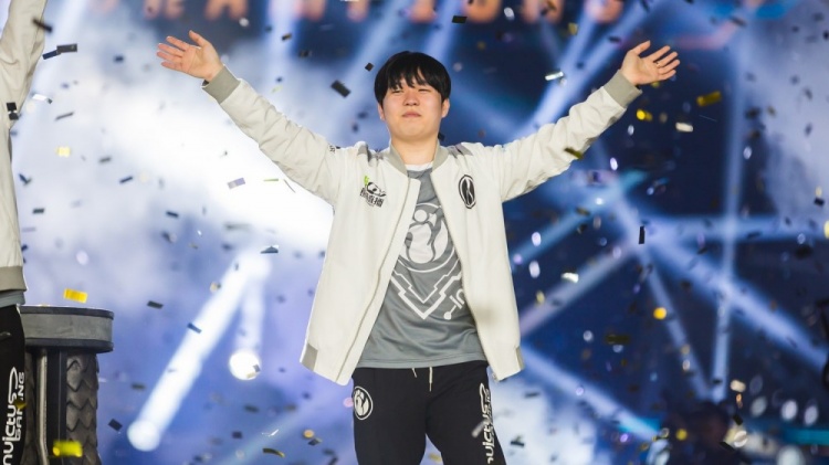 英雄联盟三魔王fakeruzi,英雄联盟s8宣传uzifaker