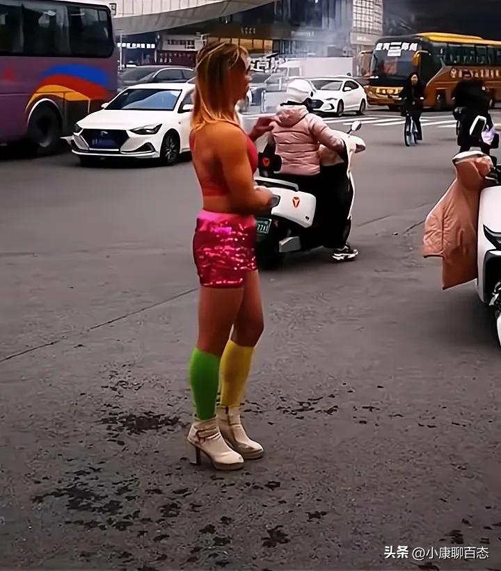 河南男子穿女装，寒风中在街头翩翩起舞，“曾经深爱的女人跑了”