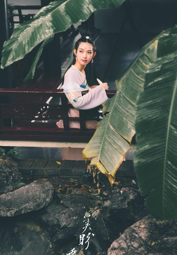 衬衫纽扣旁开叉,衬衫纽扣凸出来