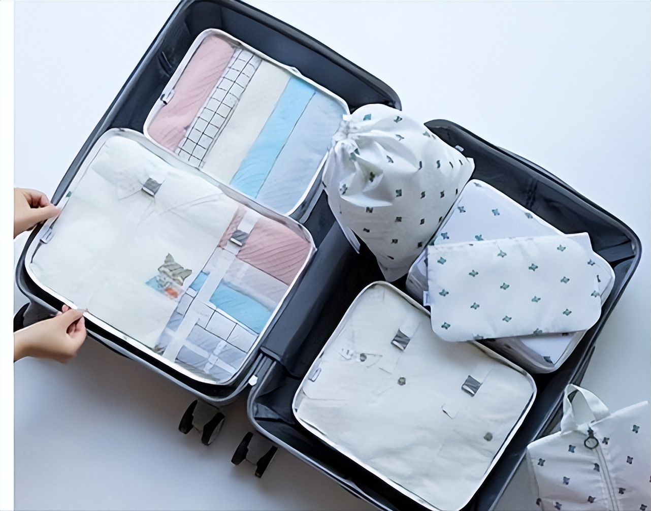 跟团四日游需要带的物品,跟团出去玩五天需要带行李箱吗