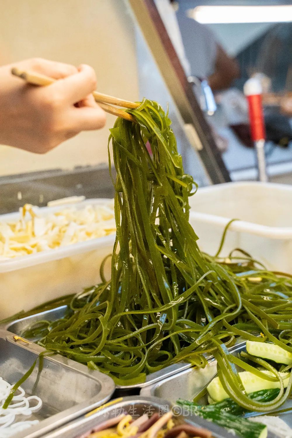 红河州有个“凉菜西施”，4㎡的小摊火了15年，一个月能卖10吨菜