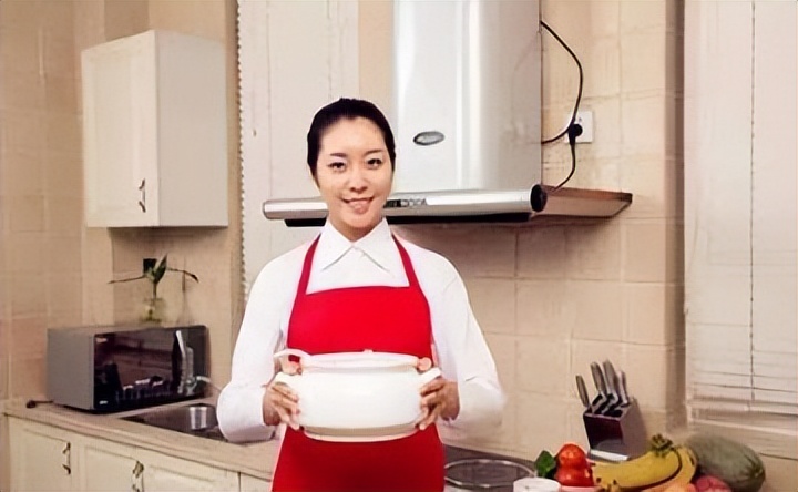 貌美保姆上位，77岁色批老汉又添一子，鉴定一出原地去世！