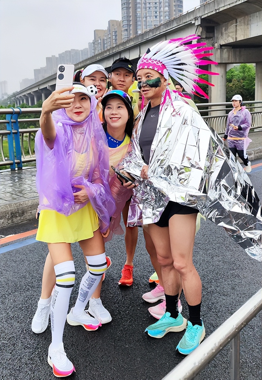 万人一起骑马的视频,万人齐跑马拉松