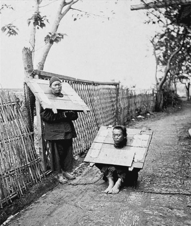 高清老照片:旗人格格大腿岔开豪放洗衣,地主三妻四妾不输女明星