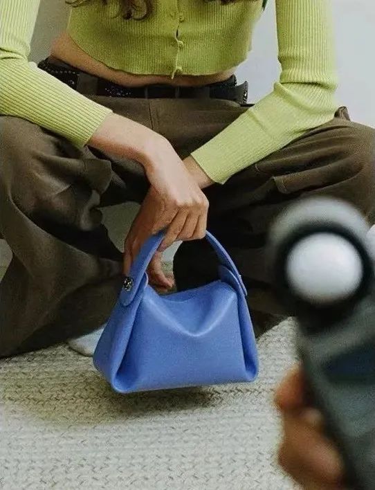 为什么我劝女生买便宜的包包？