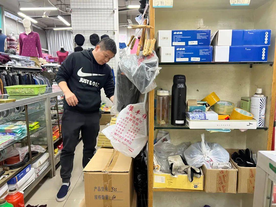 淘宝“最落伍”卖家：柜姐74岁，十年只涨1块钱