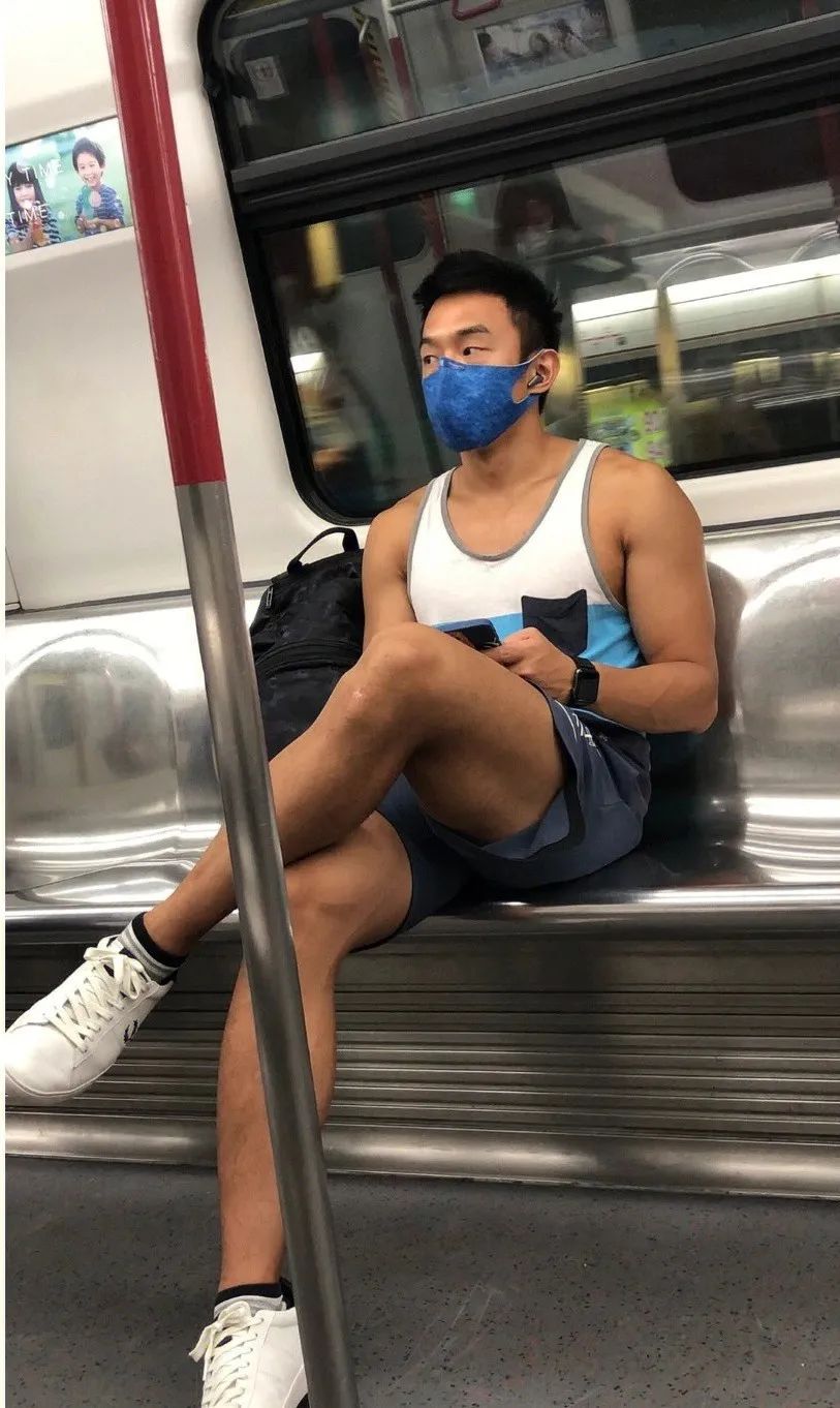 网友拍到穿校服高中生和青春擦肩,网友地铁上拍下的一幕