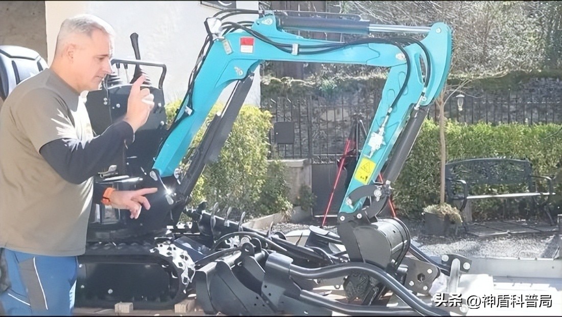 外国大爷买了一辆中国小型挖掘机,外国大爷购买中国迷你挖掘机