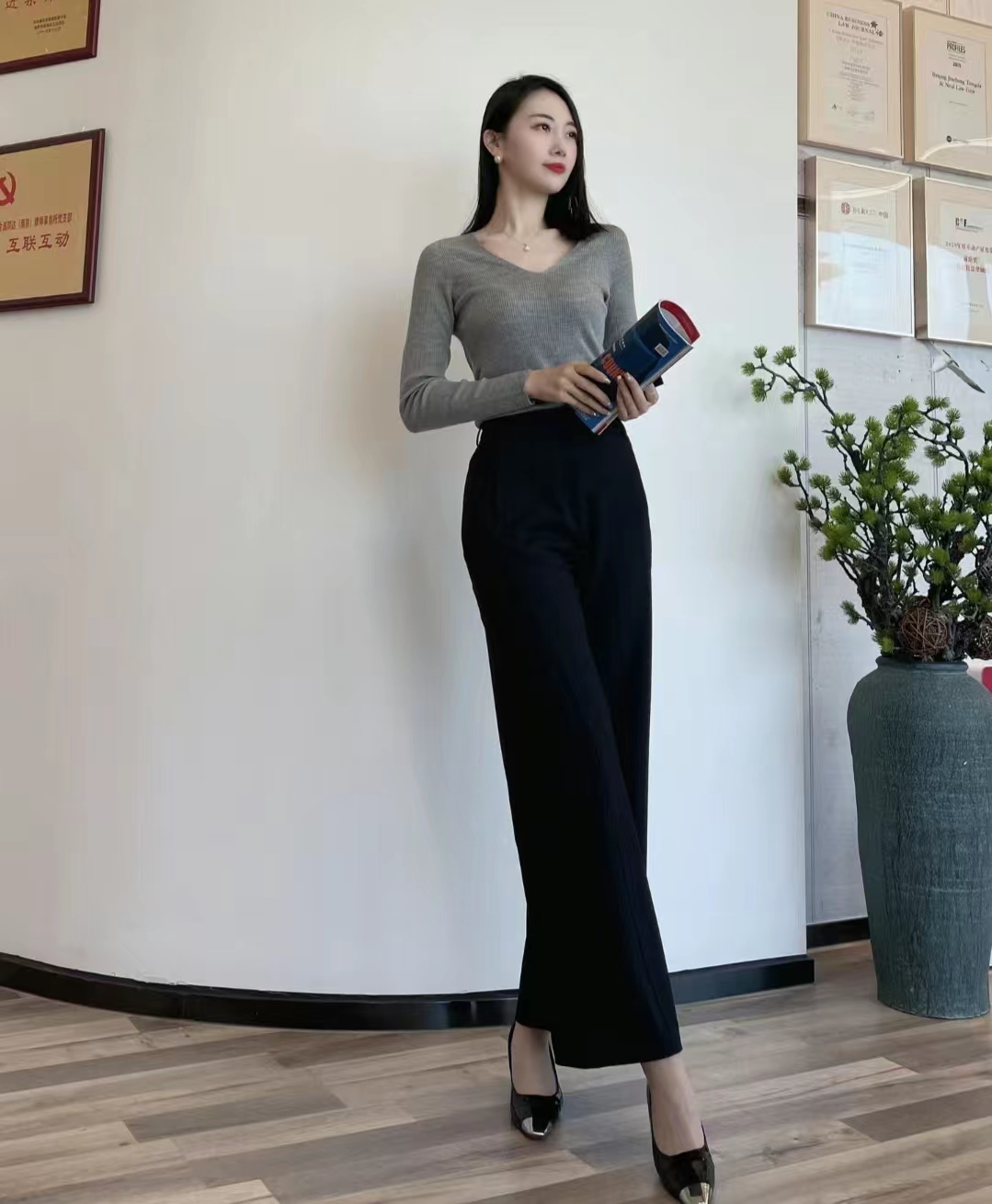 穿黑色裤子配什么色上衣,黑色宽腿裤子配什么上衣