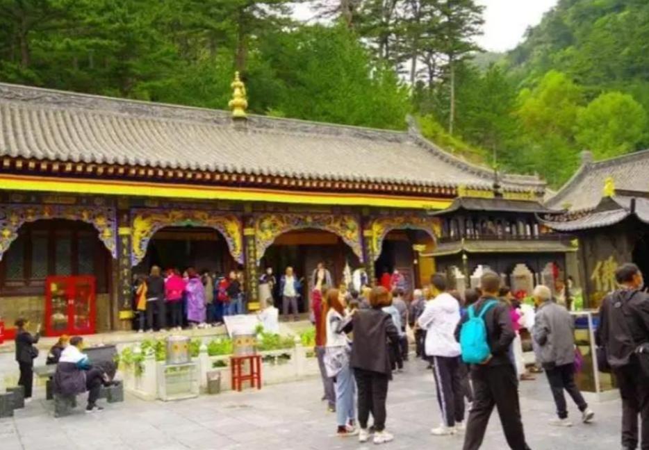 五台山出现浓妆艳抹的尼姑,五台山“尼姑”浓妆艳抹