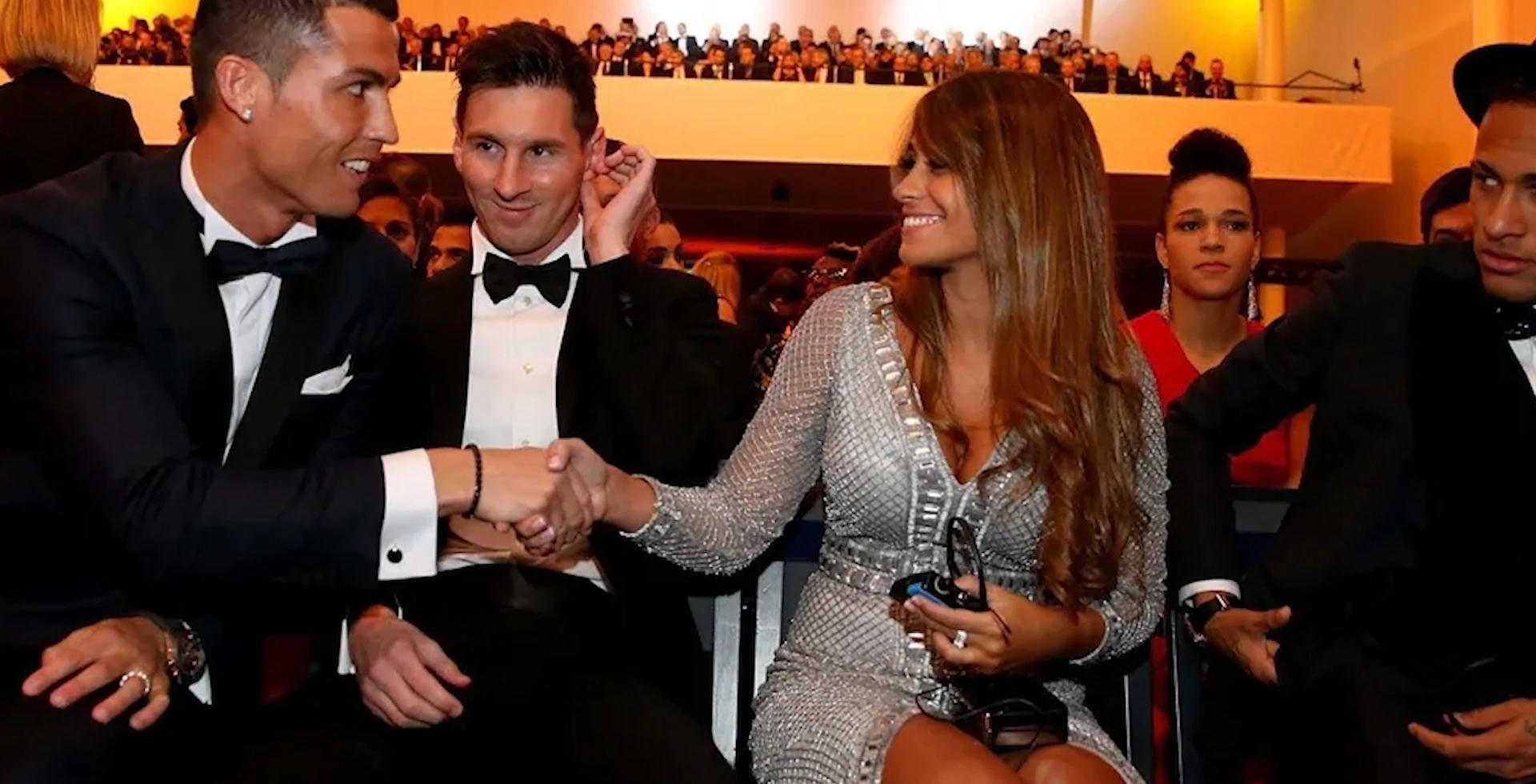 世界球王梅西，竟是圈内有名的耙耳朵，一张照片暴露家庭地位