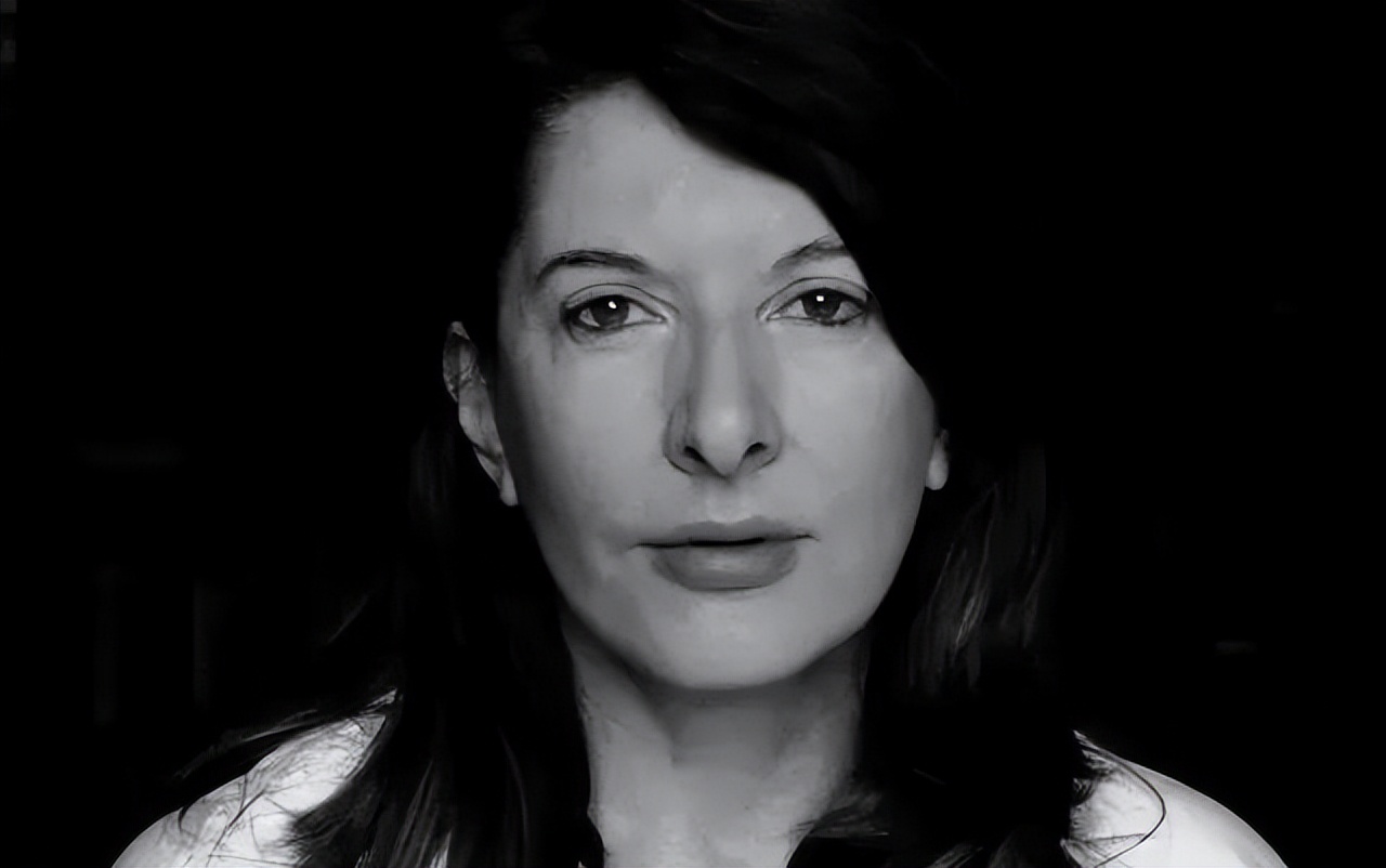 行为艺术之母—玛丽娜裸身试人性，揭示了“人性本恶”的道理