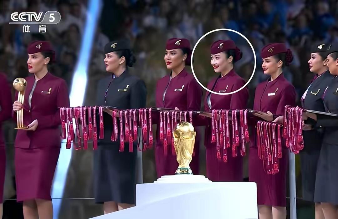 世界杯颁奖的空姐,中国空姐见证梅西颁奖