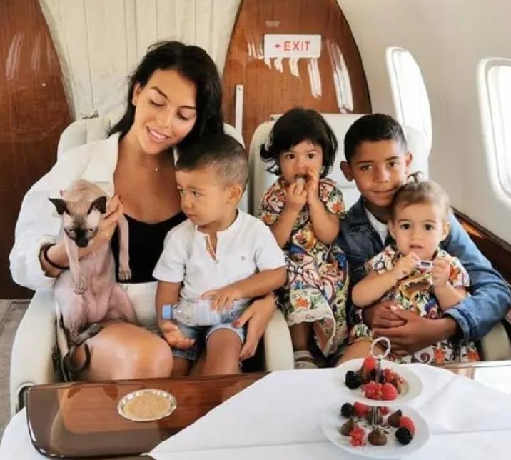 c罗12岁的时候,c罗12岁才踢球吗