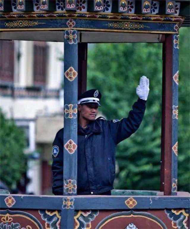 世界上唯一一个禁烟的国家，吸烟罚款，私带*草烟**入狱三年