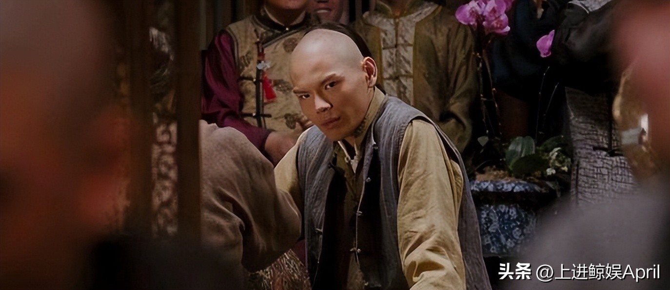 某清纯女星的“哑巴丈夫”，继被*男猛**当众掌掴后，再现剥虾名场面