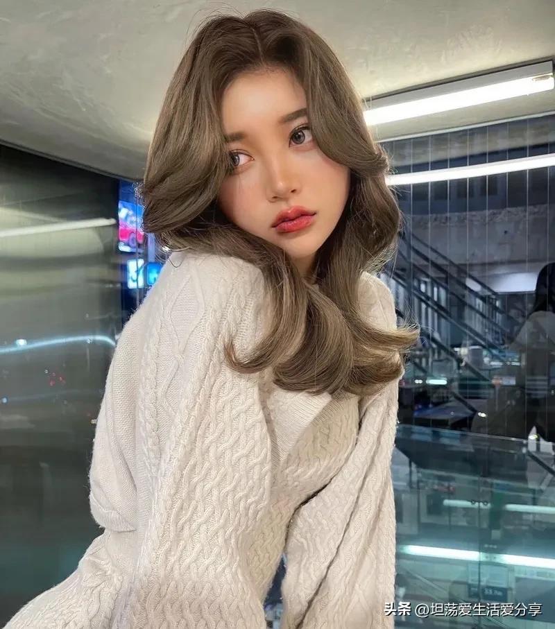 两边翘起来的发型有氛围感,散发发型既简单又俏皮