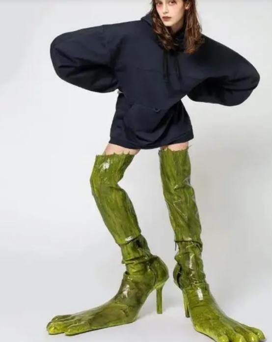 大牌时装秀，频繁暴露隐私部位，到底是追求潮流还是为了博眼球