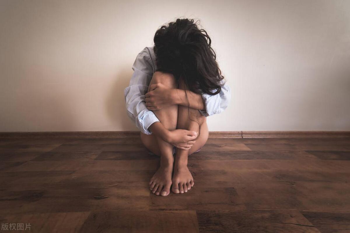 男子给女友涂痔疮药时，*拍偷**裸照，女友被要挟，签下“*奴性**协议”