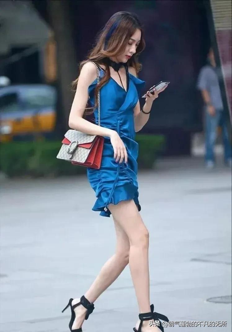 街拍斜肩衣搭配,最新街拍斜肩连衣裙