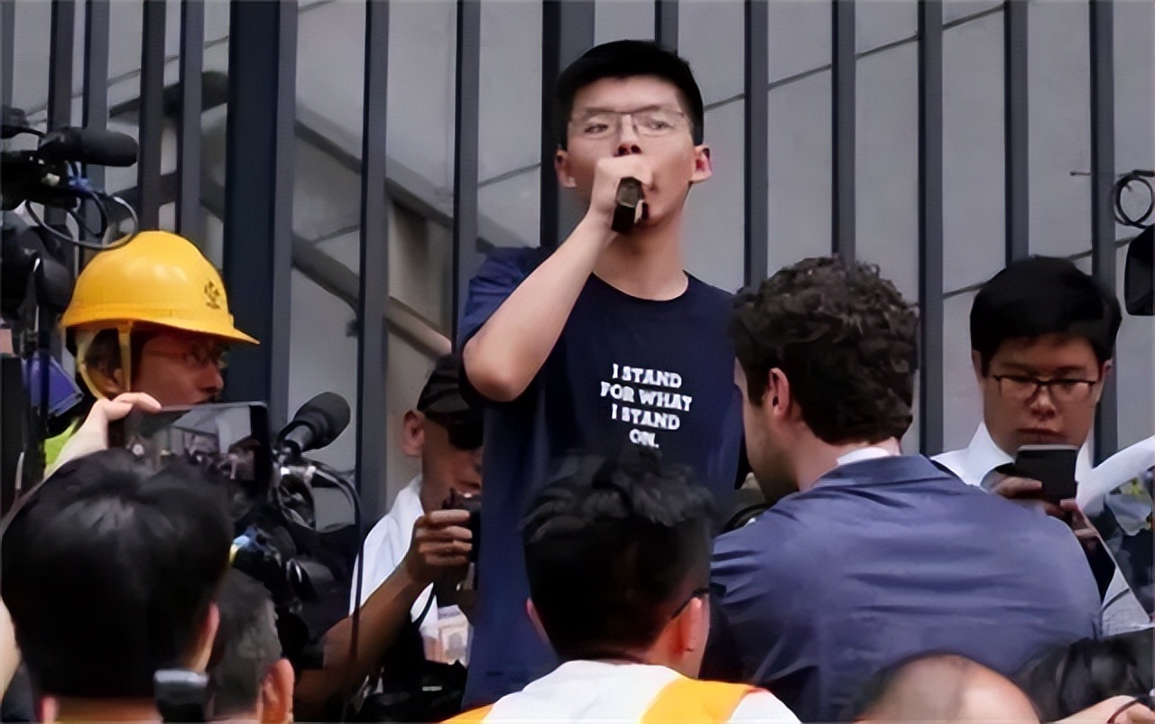 港独黄之锋：美国一手扶持的“提线木偶”，靠*华反**反港换名利双收