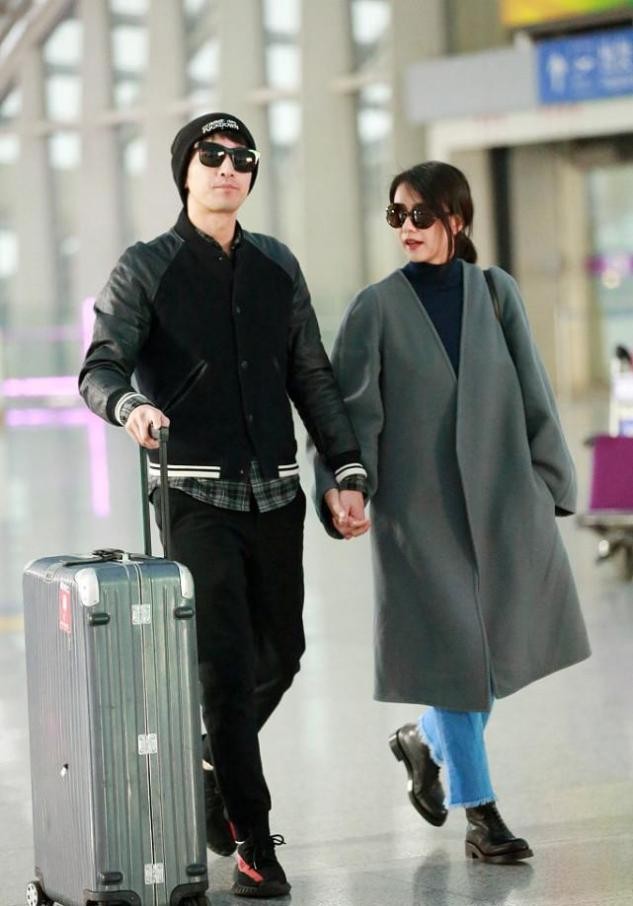 高圆圆穿上大衣有知性女人味了,高圆圆迪奥slay渔夫帽