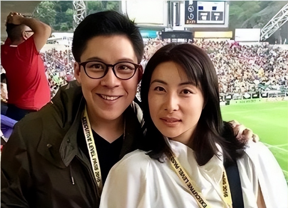 郭晶晶卖货直播,郭晶晶要自己赚钱养家吗