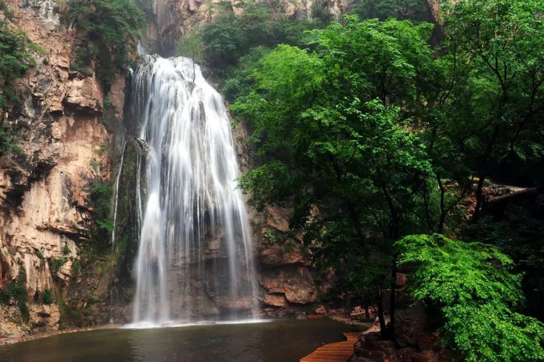 清王含光晚年隐居王官谷：门对天柱峰，窗掛千尺瀑。