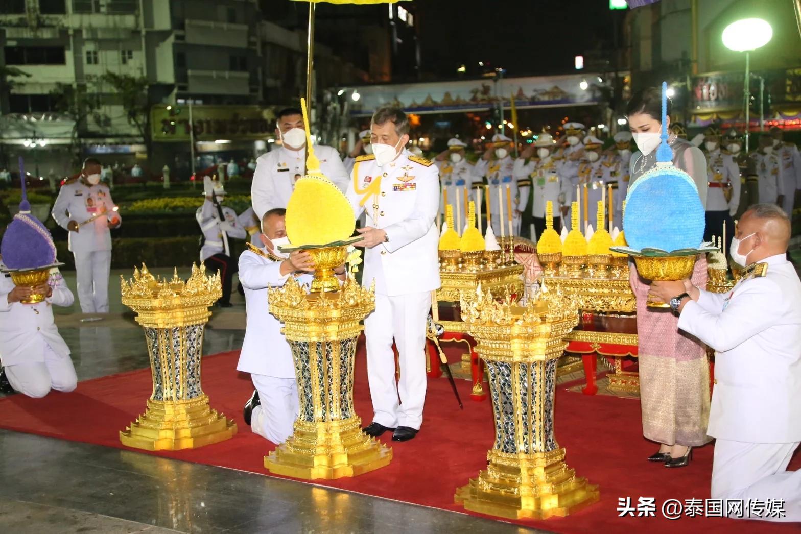 泰国国王携王后出席郑王节纪念活动
