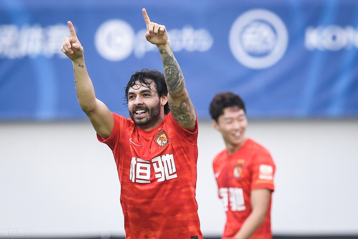 广州恒大队的球员高拉特宣布退役,恒大功臣高拉特